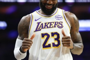 九游体育-包含詹姆斯回归赛场，回归赛场首场状态亮眼，FPX观众沸腾！的词条