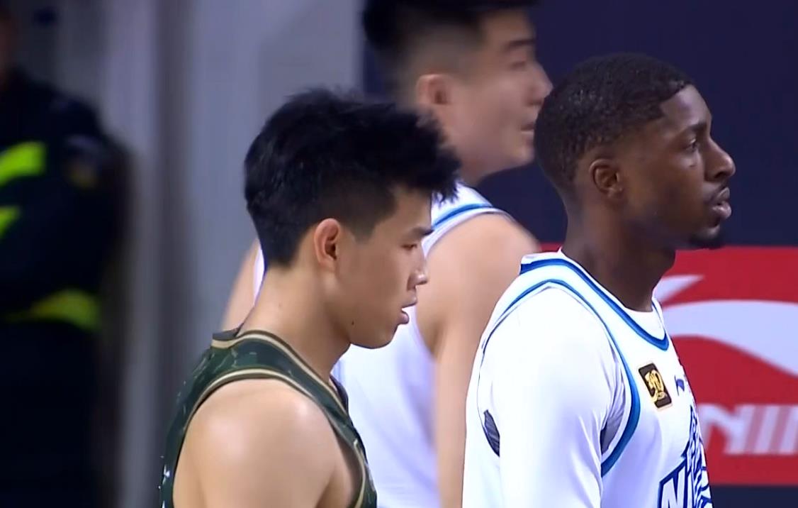  阿森纳观众热烈欢呼！，阿扎伦卡迎来五赛季出色发挥全场沸腾不已